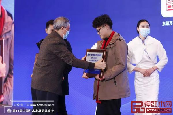 華南農(nóng)業(yè)大學(xué)博士生導(dǎo)師李凱夫給微凹傳奇頒獎 華南農(nóng)業(yè)大學(xué)博士生導(dǎo)師李凱夫給微凹傳奇頒獎