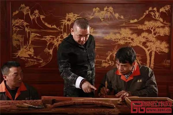 董事長(zhǎng)陳田華(中)認(rèn)真指導(dǎo)匠人工作.jpg 董事長(zhǎng)陳田華(中)認(rèn)真指導(dǎo)匠人工作.jpg