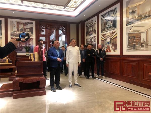 董事長(zhǎng)陳田華(左一)帶領(lǐng)嘉賓參觀華廈·大不同整裝館.jpg 董事長(zhǎng)陳田華(左一)帶領(lǐng)嘉賓參觀華廈·大不同整裝館.jpg