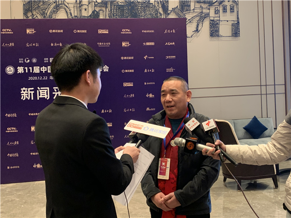 董事長(zhǎng)陳田華在盛典現(xiàn)場(chǎng)接受騰訊家居、廣東電視臺(tái)等媒體采訪.JPG 董事長(zhǎng)陳田華在盛典現(xiàn)場(chǎng)接受騰訊家居、廣東電視臺(tái)等媒體采訪.JPG