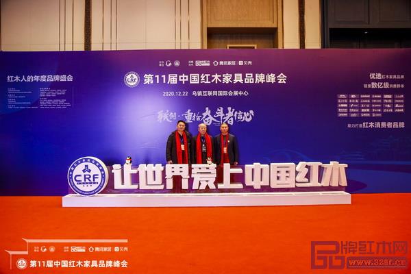 赤尊閣董事長(zhǎng)蔣劍鋒(左)與中國(guó)紅木家具技術(shù)專家曹新民(中)、古森紅木董事長(zhǎng)吳飛陽(右)合影留念 赤尊閣董事長(zhǎng)蔣劍鋒(左)與中國(guó)紅木家具技術(shù)專家曹新民(中)、古森紅木董事長(zhǎng)吳飛陽(右)合影留念