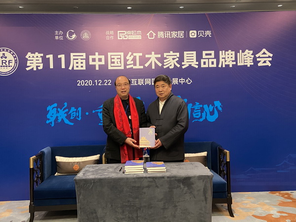 卓木王董事長(zhǎng)杜承三、總裁杜長(zhǎng)江與故宮學(xué)院院長(zhǎng)、故宮博物院原院長(zhǎng)、中國(guó)文物學(xué)會(huì)會(huì)長(zhǎng)單霽翔（右）進(jìn)行匠心傳承贈(zèng)書儀式