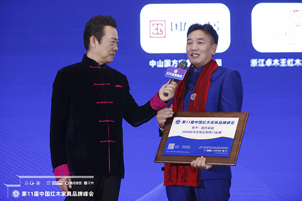 國方家居董事長陳新平(右一)接受央視知名主持人趙保樂(左一)臺上采訪,分享國方家居下一步的紅木工藝整裝規(guī)劃 國方家居董事長陳新平(右一)接受央視知名主持人趙保樂(左一)臺上采訪,分享國方家居下一步的紅木工藝整裝規(guī)劃