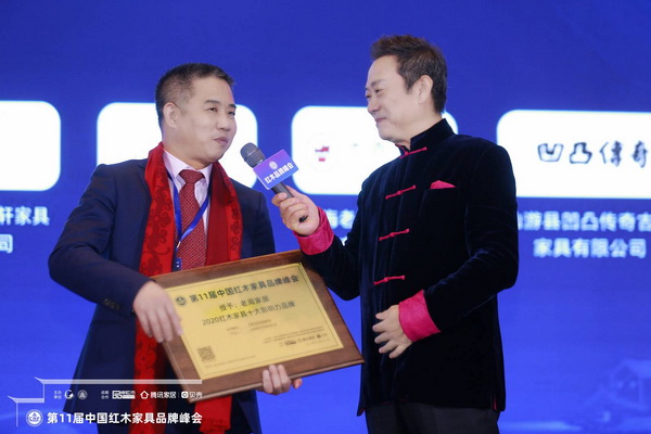 老周家居董事長(zhǎng)周仲堅(jiān)（左）接受中央電視臺(tái)主持人趙保樂(lè)（右）采訪，談及創(chuàng)立品牌初衷