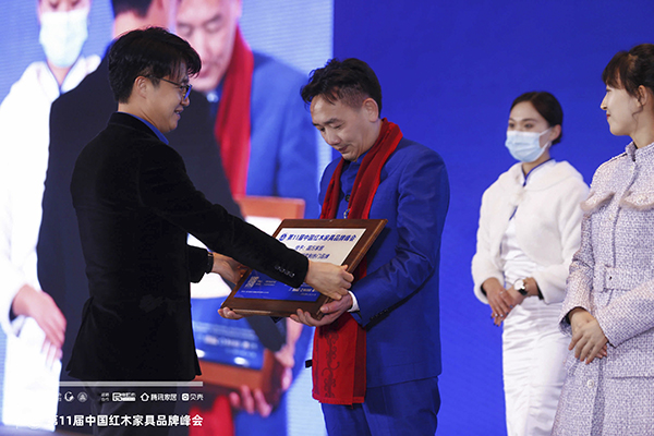 紅星美凱龍集團(tuán)執(zhí)行總裁國林(左一)為國方家居頒獎(jiǎng),國方家居董事長陳新平(右三)接受領(lǐng)獎(jiǎng) 紅星美凱龍集團(tuán)執(zhí)行總裁國林(左一)為國方家居頒獎(jiǎng),國方家居董事長陳新平(右三)接受領(lǐng)獎(jiǎng)