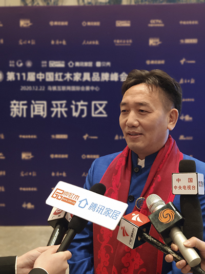 國方家居董事長陳新平在品牌峰會現(xiàn)場接受中央電視臺、廣東電視臺、鳳凰衛(wèi)視、騰訊家居等主流媒體采訪,介紹國方家居紅木工藝整裝規(guī)劃 國方家居董事長陳新平在品牌峰會現(xiàn)場接受中央電視臺、廣東電視臺、鳳凰衛(wèi)視、騰訊家居等主流媒體采訪,介紹國方家居紅木工藝整裝規(guī)劃