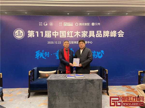 古森紅木董事長吳飛陽(左一)與故宮博物院原院長、故宮學(xué)院院長單霽翔(右一)合影.jpg 古森紅木董事長吳飛陽(左一)與故宮博物院原院長、故宮學(xué)院院長單霽翔(右一)合影.jpg