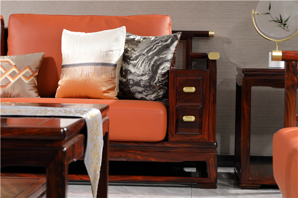 “富居江山”不僅注重產(chǎn)品品質(zhì),也十分注重軟裝配飾的舒適感和整體搭配的審美感,極盡所能傳達中式生活概念.JPG “富居江山”不僅注重產(chǎn)品品質(zhì),也十分注重軟裝配飾的舒適感和整體搭配的審美感,極盡所能傳達中式生活概念.JPG