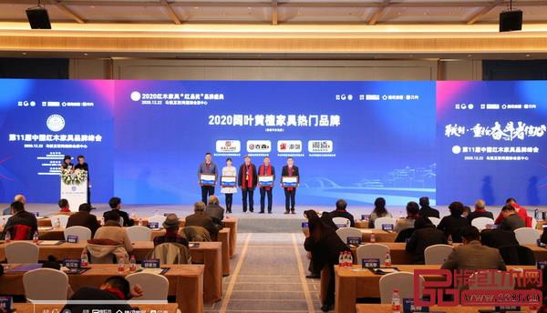 志成·潮閱專注于闊葉黃檀家具精造,定義中國品質(zhì)生活,廣受好評 志成·潮閱專注于闊葉黃檀家具精造,定義中國品質(zhì)生活,廣受好評