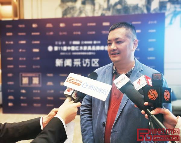 志成紅木創(chuàng)始人李正倫在品牌峰會現(xiàn)場接受中央電視臺、廣東電視臺、騰訊家居、品牌紅木等媒體聯(lián)訪 志成紅木創(chuàng)始人李正倫在品牌峰會現(xiàn)場接受中央電視臺、廣東電視臺、騰訊家居、品牌紅木等媒體聯(lián)訪