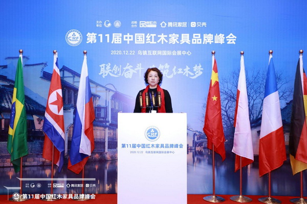 雅晟檀一創(chuàng)始人、如東工藝美術(shù)行業(yè)協(xié)會理事長叢東云出席品牌峰會 雅晟檀一創(chuàng)始人、如東工藝美術(shù)行業(yè)協(xié)會理事長叢東云出席品牌峰會