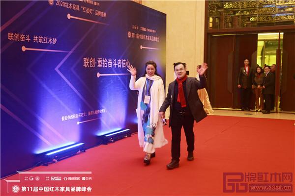 雄業(yè)·本木上造董事長鐘超雄(右一)攜夫人(左一)出席紅木年終秀 雄業(yè)·本木上造董事長鐘超雄(右一)攜夫人(左一)出席紅木年終秀