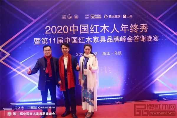 雄業(yè)·本木上造董事長鐘超雄(左一)攜夫人(右一)出席紅木年終秀,并與全聯(lián)藝術紅木家具專業(yè)委員會執(zhí)行會長林偉華(右二)合影 雄業(yè)·本木上造董事長鐘超雄(左一)攜夫人(右一)出席紅木年終秀,并與全聯(lián)藝術紅木家具專業(yè)委員會執(zhí)行會長林偉華(右二)合影