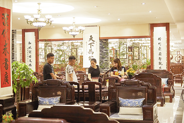 紅木家具與書法文化相結(jié)合，是偉明軒紅木的一大亮點(diǎn)