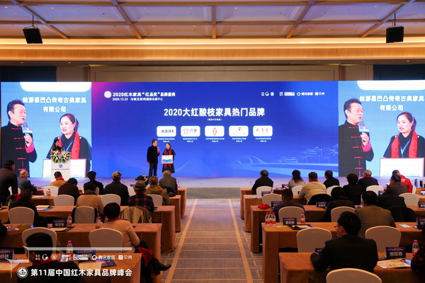 凹凸傳奇董事長(zhǎng)唐麗作為獲獎(jiǎng)企業(yè)代表，接受中央電視臺(tái)著名主持人趙保樂(lè)采訪