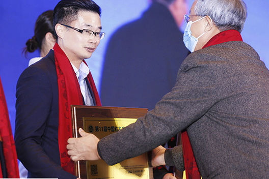 華南農(nóng)業(yè)大學(xué)博士生導(dǎo)師李凱夫(右一)為森木家具頒獎,董事長蔣華僑(左一)上臺領(lǐng)獎 華南農(nóng)業(yè)大學(xué)博士生導(dǎo)師李凱夫(右一)為森木家具頒獎,董事長蔣華僑(左一)上臺領(lǐng)獎