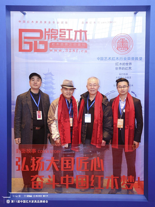 森木家具董事長蔣華僑(右一)與中央民族大學(xué)人體工程學(xué)專家蘇垣(右二)、家居文化資深行業(yè)學(xué)者王周(左二)等交流、合影 森木家具董事長蔣華僑(右一)與中央民族大學(xué)人體工程學(xué)專家蘇垣(右二)、家居文化資深行業(yè)學(xué)者王周(左二)等交流、合影