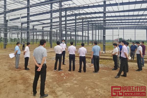 監(jiān)利市政府領(lǐng)導(dǎo)親臨入園企業(yè)廠房施工現(xiàn)場，調(diào)研施工進(jìn)度等相關(guān)問題