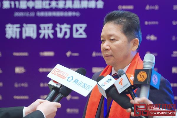 順泰軒·書香門第董事長劉勝長在紅木品牌峰會(huì)現(xiàn)場接受中央電視臺(tái)、騰訊家居、鳳凰網(wǎng)、品牌紅木網(wǎng)等媒體聯(lián)訪 順泰軒·書香門第董事長劉勝長在紅木品牌峰會(huì)現(xiàn)場接受中央電視臺(tái)、騰訊家居、鳳凰網(wǎng)、品牌紅木網(wǎng)等媒體聯(lián)訪