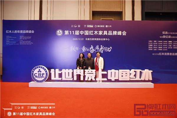 山東大戶人家董事長周世建(右)與國務(wù)院參事室特邀研究員,國家人社部原黨組副書記、副部長楊志明(中)在峰會現(xiàn)場合影留念 山東大戶人家董事長周世建(右)與國務(wù)院參事室特邀研究員,國家人社部原黨組副書記、副部長楊志明(中)在峰會現(xiàn)場合影留念