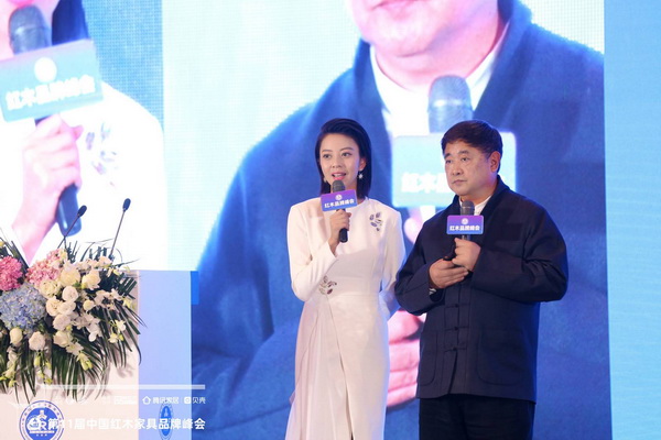 故宮學(xué)院院長(zhǎng)、故宮博物院原院長(zhǎng)單霽翔在峰會(huì)現(xiàn)場(chǎng)主講《讓傳統(tǒng)文化活在當(dāng)下》 故宮學(xué)院院長(zhǎng)、故宮博物院原院長(zhǎng)單霽翔在峰會(huì)現(xiàn)場(chǎng)主講《讓傳統(tǒng)文化活在當(dāng)下》