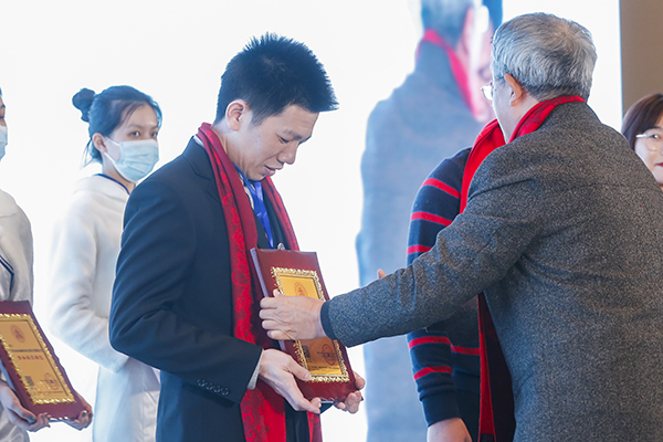 華南農(nóng)業(yè)大學(xué)博士生導(dǎo)師李凱夫(右一)為俊興紅木頒牌,董事長(zhǎng)馮錫滿(左一)上臺(tái)領(lǐng)獎(jiǎng) 華南農(nóng)業(yè)大學(xué)博士生導(dǎo)師李凱夫(右一)為俊興紅木頒牌,董事長(zhǎng)馮錫滿(左一)上臺(tái)領(lǐng)獎(jiǎng)