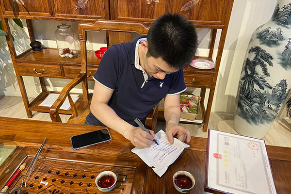 俊興紅木負(fù)責(zé)人簽字確定送檢樣品無(wú)誤后,在封條上簽名確定 俊興紅木負(fù)責(zé)人簽字確定送檢樣品無(wú)誤后,在封條上簽名確定