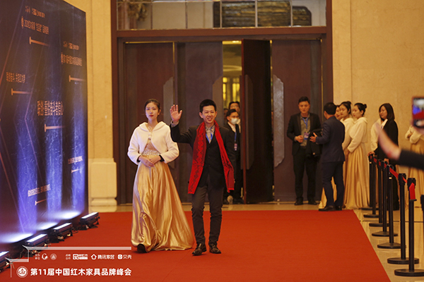 董事長(zhǎng)馮錫滿出席2020中國(guó)紅木人年終秀暨第11屆中國(guó)紅木家具品牌峰會(huì)答謝晚宴 董事長(zhǎng)馮錫滿出席2020中國(guó)紅木人年終秀暨第11屆中國(guó)紅木家具品牌峰會(huì)答謝晚宴