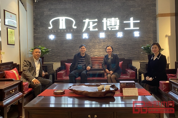 廣西陽朔縣政協(xié)主席陳慶武(左二)、廣西陽朔商會(huì)會(huì)長(zhǎng)徐自文(右二)等領(lǐng)導(dǎo)嘉賓一行蒞臨龍博士家居總部 廣西陽朔縣政協(xié)主席陳慶武(左二)、廣西陽朔商會(huì)會(huì)長(zhǎng)徐自文(右二)等領(lǐng)導(dǎo)嘉賓一行蒞臨龍博士家居總部