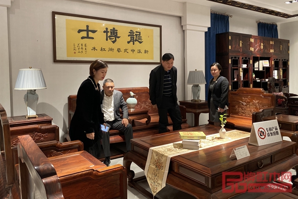 龍博士家居總經(jīng)理莫文芳接待,為廣西陽朔縣政協(xié)主席陳慶武、廣西陽朔商會(huì)會(huì)長(zhǎng)徐自文等領(lǐng)導(dǎo)嘉賓一行介紹了紅木家具的源起以及龍博士家居的品牌發(fā)展歷程及產(chǎn)品特色 龍博士家居總經(jīng)理莫文芳接待,為廣西陽朔縣政協(xié)主席陳慶武、廣西陽朔商會(huì)會(huì)長(zhǎng)徐自文等領(lǐng)導(dǎo)嘉賓一行介紹了紅木家具的源起以及龍博士家居的品牌發(fā)展歷程及產(chǎn)品特色