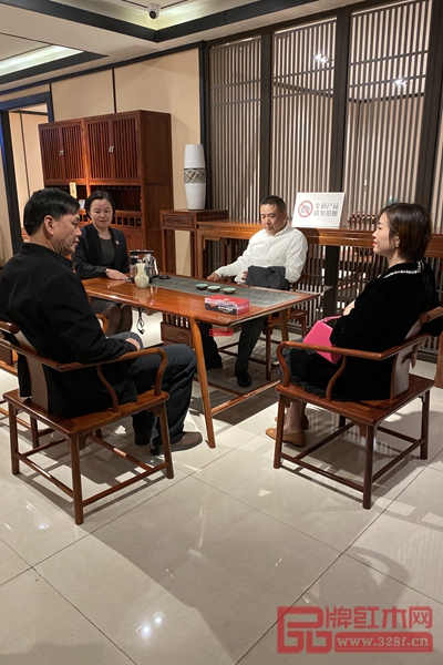 廣西陽朔縣政協(xié)主席陳慶武、廣西陽朔商會(huì)會(huì)長(zhǎng)徐自文在現(xiàn)場(chǎng)大力贊許了龍博士家居 廣西陽朔縣政協(xié)主席陳慶武、廣西陽朔商會(huì)會(huì)長(zhǎng)徐自文在現(xiàn)場(chǎng)大力贊許了龍博士家居