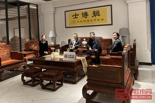 陳慶武主席與徐自文會(huì)長(zhǎng)等領(lǐng)導(dǎo)嘉賓一行參觀龍博士家居 陳慶武主席與徐自文會(huì)長(zhǎng)等領(lǐng)導(dǎo)嘉賓一行參觀龍博士家居