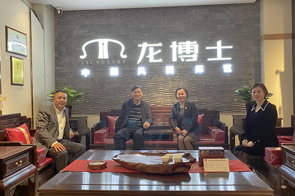 廣西陽(yáng)朔領(lǐng)導(dǎo)蒞臨龍博士紅木參觀(guān)，共議行業(yè)相互賦能大計(jì)