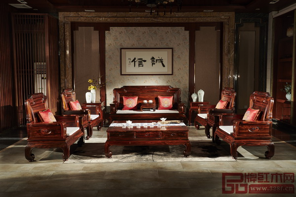 華行紅木家具展廳隨處可見“誠信”牌匾,用以時刻警醒“以誠展業(yè),以德經(jīng)商”的經(jīng)營理念 華行紅木家具展廳隨處可見“誠信”牌匾,用以時刻警醒“以誠展業(yè),以德經(jīng)商”的經(jīng)營理念