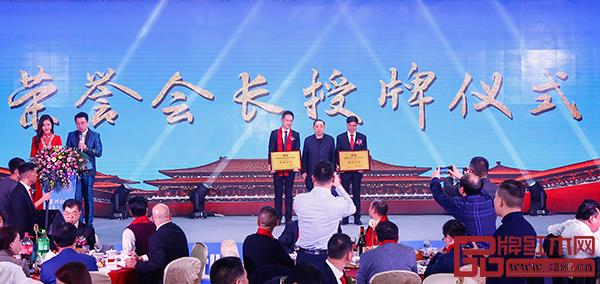 深圳市紅木文化藝術(shù)協(xié)會(huì)第三屆理事會(huì)授牌儀式舉行 深圳市紅木文化藝術(shù)協(xié)會(huì)第三屆理事會(huì)授牌儀式舉行