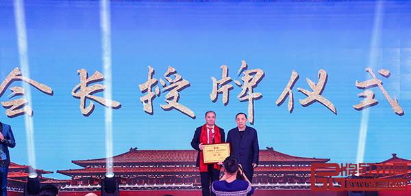 深圳市紅木文化藝術(shù)協(xié)會(huì)第三屆理事會(huì)授牌儀式舉行 深圳市紅木文化藝術(shù)協(xié)會(huì)第三屆理事會(huì)授牌儀式舉行