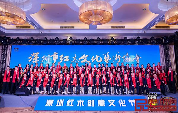 深圳市紅木文化藝術(shù)協(xié)會(huì)會(huì)員合影 深圳市紅木文化藝術(shù)協(xié)會(huì)會(huì)員合影