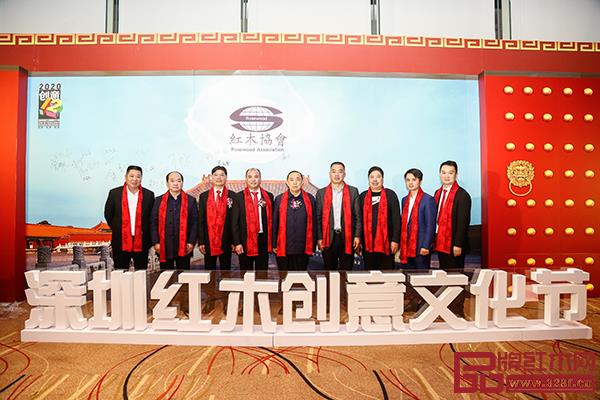 深圳市紅木文化藝術(shù)協(xié)會(huì)領(lǐng)導(dǎo)班子與參會(huì)嘉賓現(xiàn)場(chǎng)合影 深圳市紅木文化藝術(shù)協(xié)會(huì)領(lǐng)導(dǎo)班子與參會(huì)嘉賓現(xiàn)場(chǎng)合影