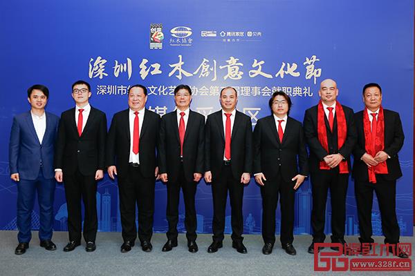 深圳市紅木文化藝術(shù)協(xié)會(huì)領(lǐng)導(dǎo)班子與參會(huì)嘉賓現(xiàn)場(chǎng)合影 深圳市紅木文化藝術(shù)協(xié)會(huì)領(lǐng)導(dǎo)班子與參會(huì)嘉賓現(xiàn)場(chǎng)合影