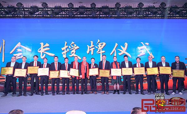 深圳市紅木文化藝術(shù)協(xié)會(huì)第三屆理事會(huì)授牌儀式舉行 深圳市紅木文化藝術(shù)協(xié)會(huì)第三屆理事會(huì)授牌儀式舉行