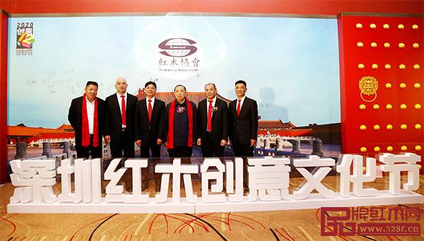 深圳市紅木文化藝術(shù)協(xié)會(huì)理事會(huì)成員與參會(huì)嘉賓現(xiàn)場(chǎng)合影 深圳市紅木文化藝術(shù)協(xié)會(huì)理事會(huì)成員與參會(huì)嘉賓現(xiàn)場(chǎng)合影