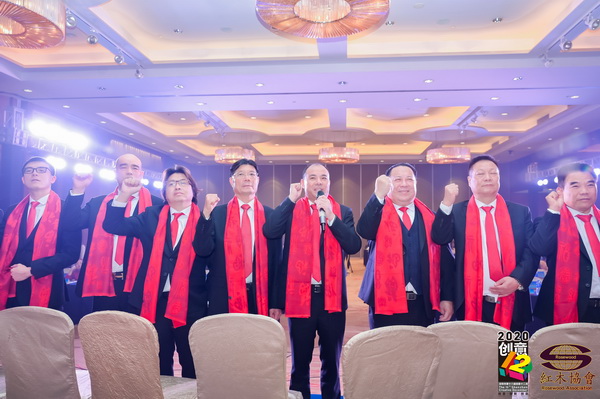 蔣楨全當(dāng)選協(xié)會(huì)會(huì)長(zhǎng),并帶領(lǐng)理事會(huì)新領(lǐng)導(dǎo)班子宣誓 蔣楨全當(dāng)選協(xié)會(huì)會(huì)長(zhǎng),并帶領(lǐng)理事會(huì)新領(lǐng)導(dǎo)班子宣誓