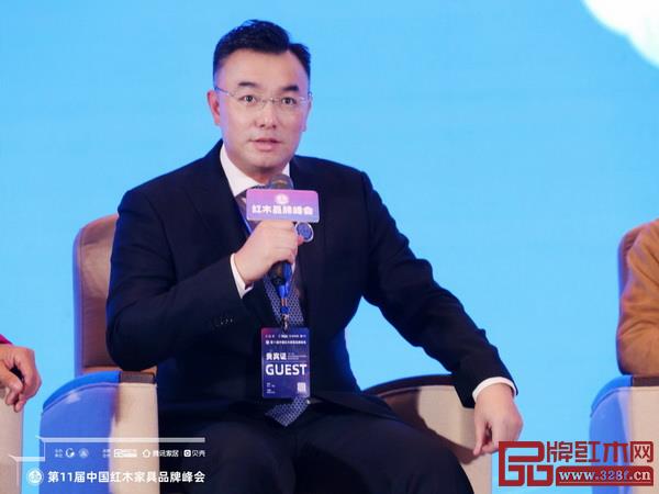 國壽紅木副董事長陳淦凡在2020中國紅木家具品牌論壇上作分享 國壽紅木副董事長陳淦凡在2020中國紅木家具品牌論壇上作分享