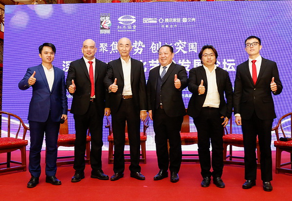 友聯(lián)工藝家私（戴為）董事長(zhǎng)戴愛(ài)國(guó)（右二）與深圳紅木文化藝術(shù)發(fā)展論壇嘉賓合影