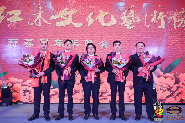 友聯(lián)工藝家私（戴為）董事長(zhǎng)戴愛(ài)國(guó)（中）為協(xié)會(huì)做出突出貢獻(xiàn)成功勛人物