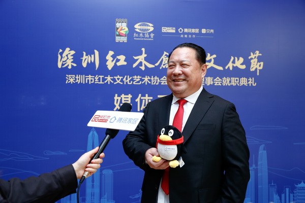 深圳市紅木文化藝術(shù)協(xié)會常務(wù)副會長、佐丹詩董事長夏振南接受騰訊家居、品牌紅木等媒體采訪