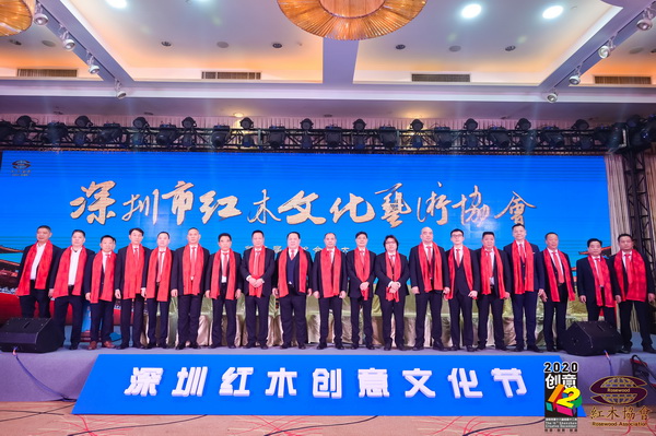 明清緣紅木董事長黃純楚(右七)與深圳市紅木文化藝術(shù)協(xié)會理事會領(lǐng)導班子合影 明清緣紅木董事長黃純楚(右七)與深圳市紅木文化藝術(shù)協(xié)會理事會領(lǐng)導班子合影