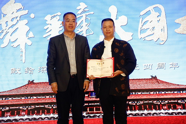 東陽市人民政府副市長黃陽明為美聯(lián)家私總設計師、龍華區(qū)技能工藝人才協(xié)會會長胡冠軍頒發(fā)榮譽證書 東陽市人民政府副市長黃陽明為美聯(lián)家私總設計師、龍華區(qū)技能工藝人才協(xié)會會長胡冠軍頒發(fā)榮譽證書