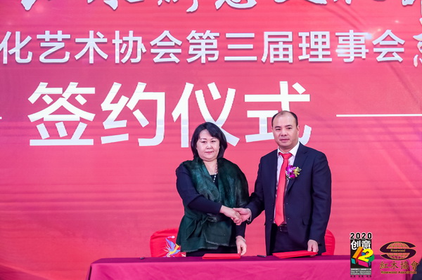 深圳市紅木文化藝術(shù)協(xié)會會長蔣楨全(右)與英國OCD藝術(shù)與設(shè)計學(xué)院分校校長孫淑娥(左)進(jìn)行戰(zhàn)略合作簽約儀式 深圳市紅木文化藝術(shù)協(xié)會會長蔣楨全(右)與英國OCD藝術(shù)與設(shè)計學(xué)院分校校長孫淑娥(左)進(jìn)行戰(zhàn)略合作簽約儀式