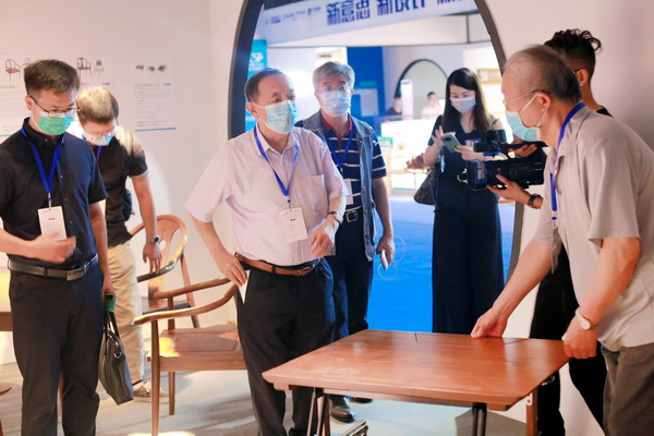 蘇垣老師(右一)向國務(wù)院參事室特邀研究員楊志明(左三)、中山市政協(xié)原主席丘樹宏(左四)介紹茶幾&桌的設(shè)計特色 蘇垣老師(右一)向國務(wù)院參事室特邀研究員楊志明(左三)、中山市政協(xié)原主席丘樹宏(左四)介紹茶幾&桌的設(shè)計特色